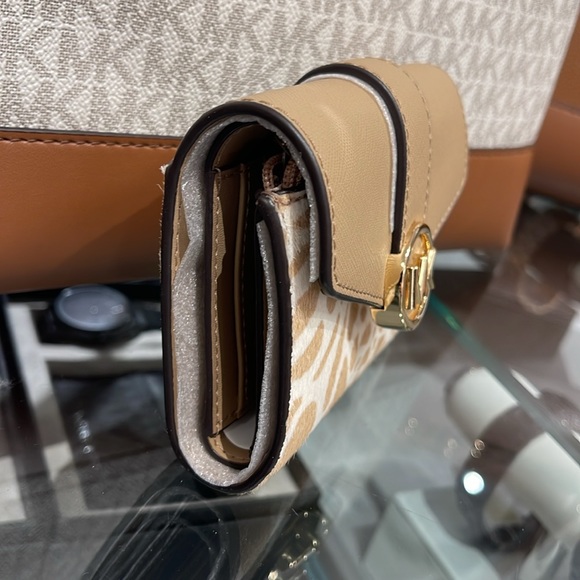 MICHAEL KORS
Carmen Medium Flap Bifold Faux Fur-Leather Wallet
Camel 
NWT - Picture 3 of 16